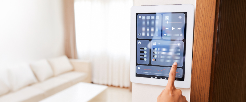 Επιτοίχιο tablet έξυπνης κατοικίας για ρύθμιση φωτισμού και λειτουργιών αυτοματισμού μέσω συστημάτων KNX και BMS.