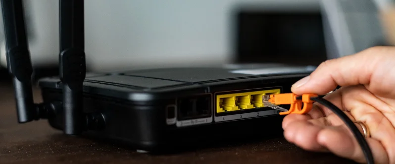 Καλώδιο ethernet συνδεδεμένο σε router για υποδομή δομημένης καλωδίωσης και Wi-Fi δικτύου – MSS Electronics